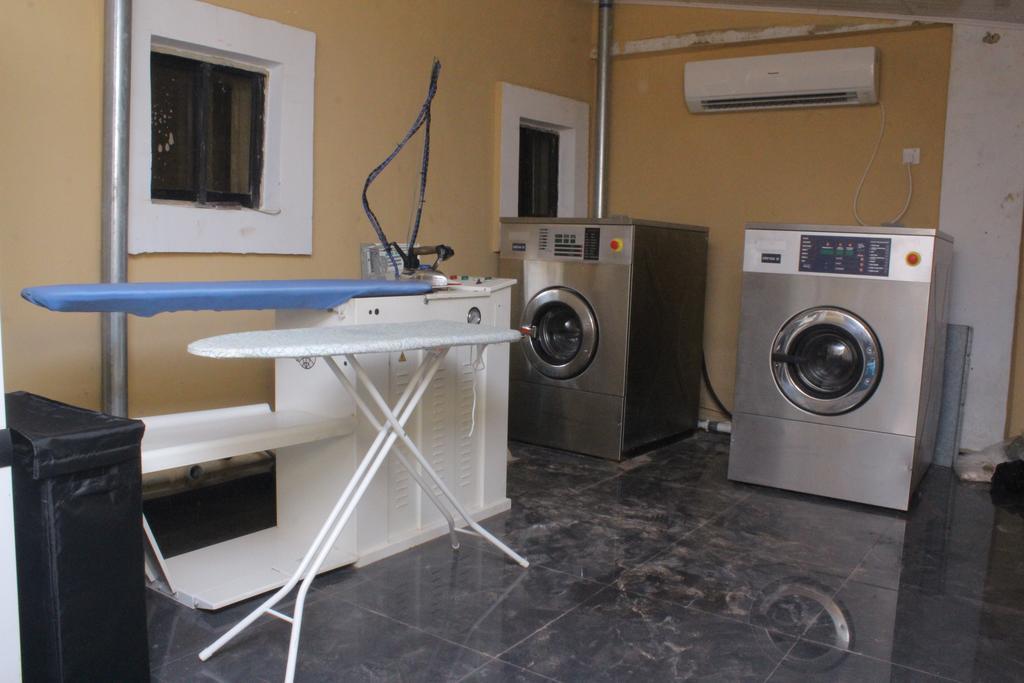 Aaron'S Place Hotel Enugu Exterior photo