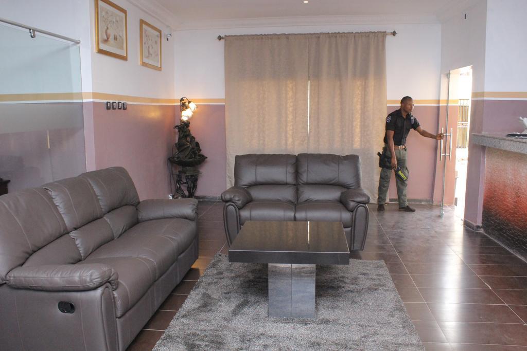 Aaron'S Place Hotel Enugu Exterior photo