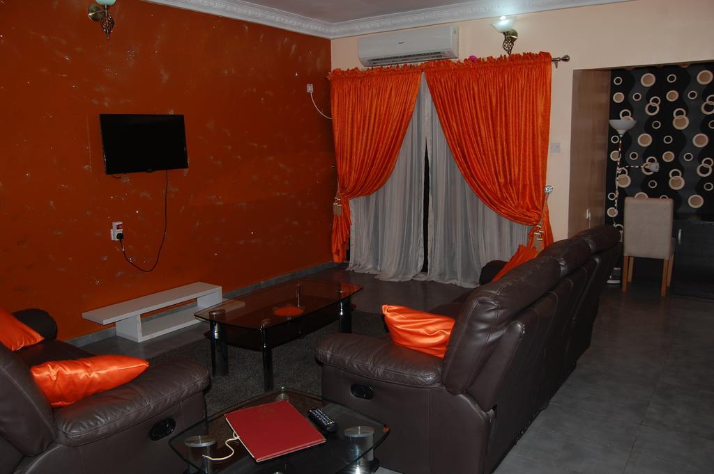 Aaron'S Place Hotel Enugu Exterior photo